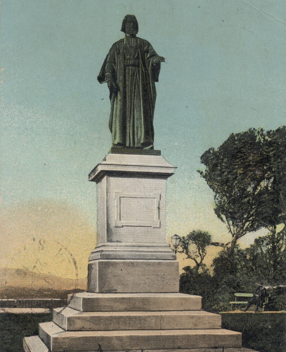 Première statue de Jean Althen au Rocher des Doms