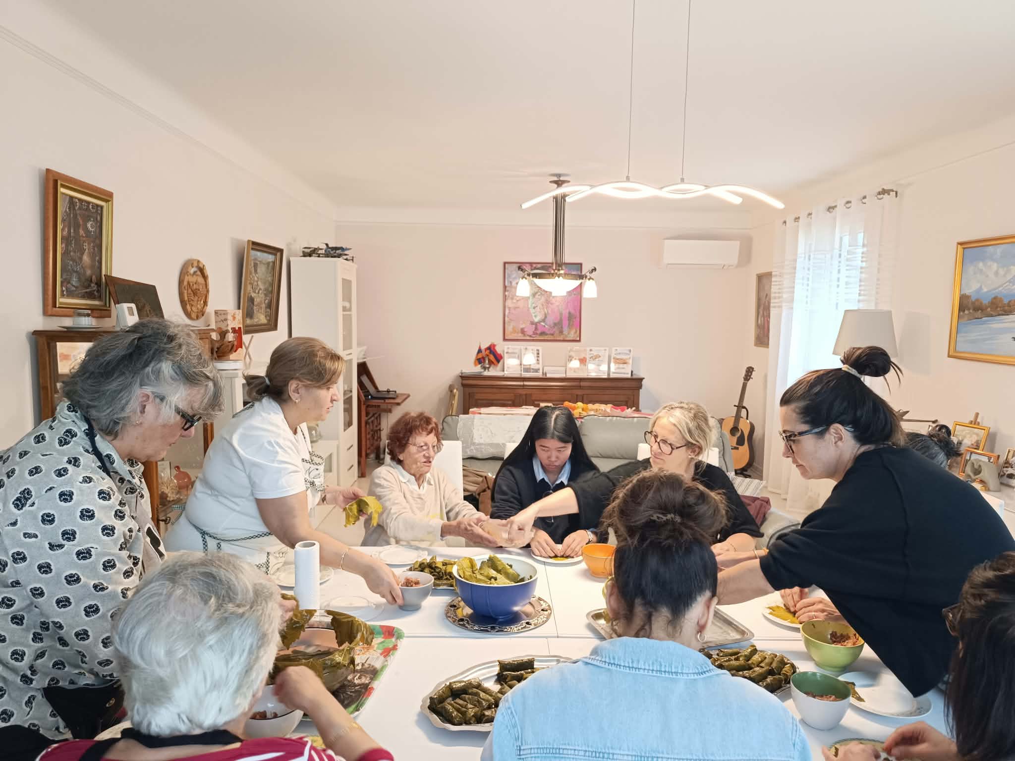 Participants préparant les dolmas