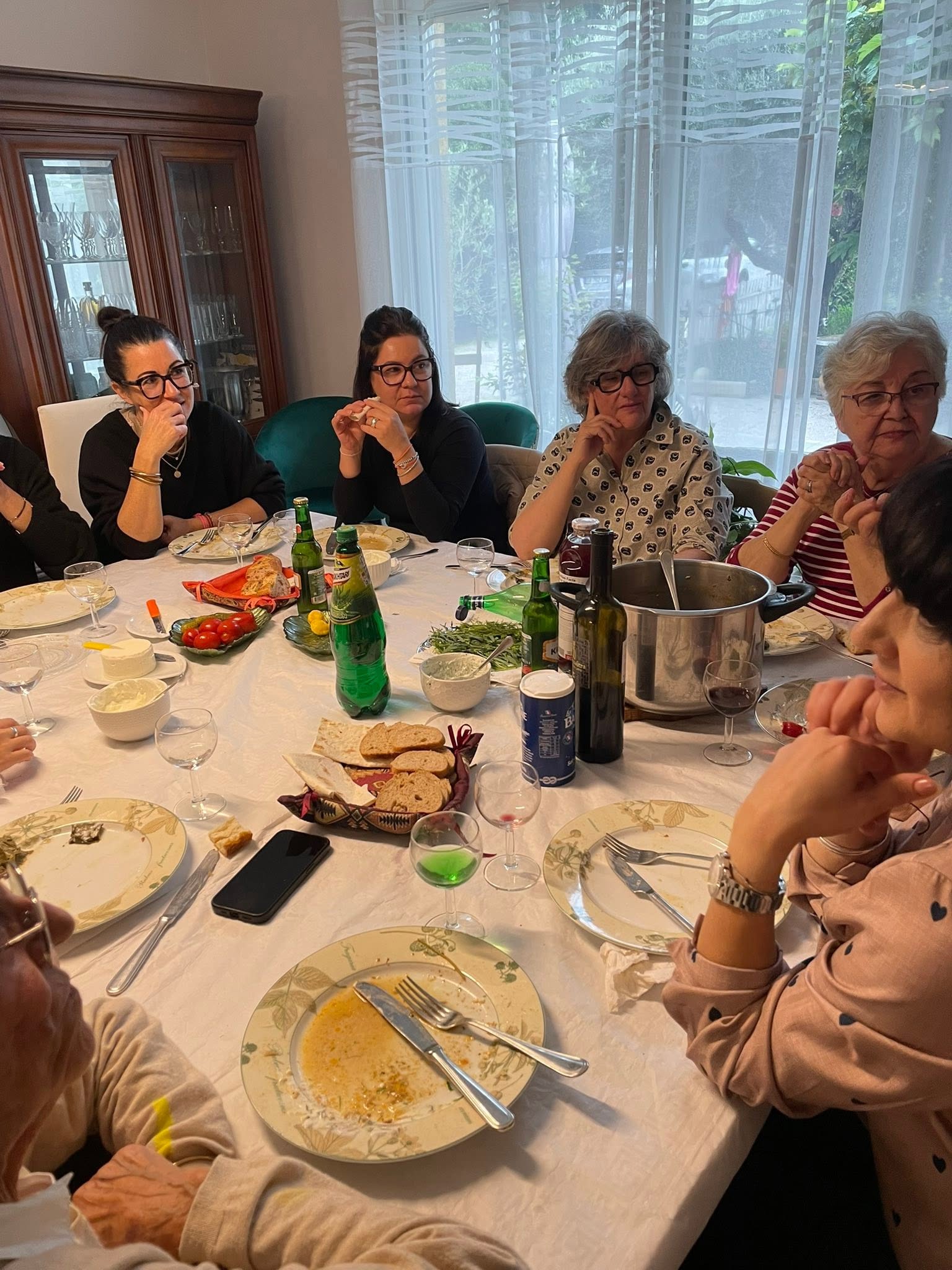 Participants partageant le repas