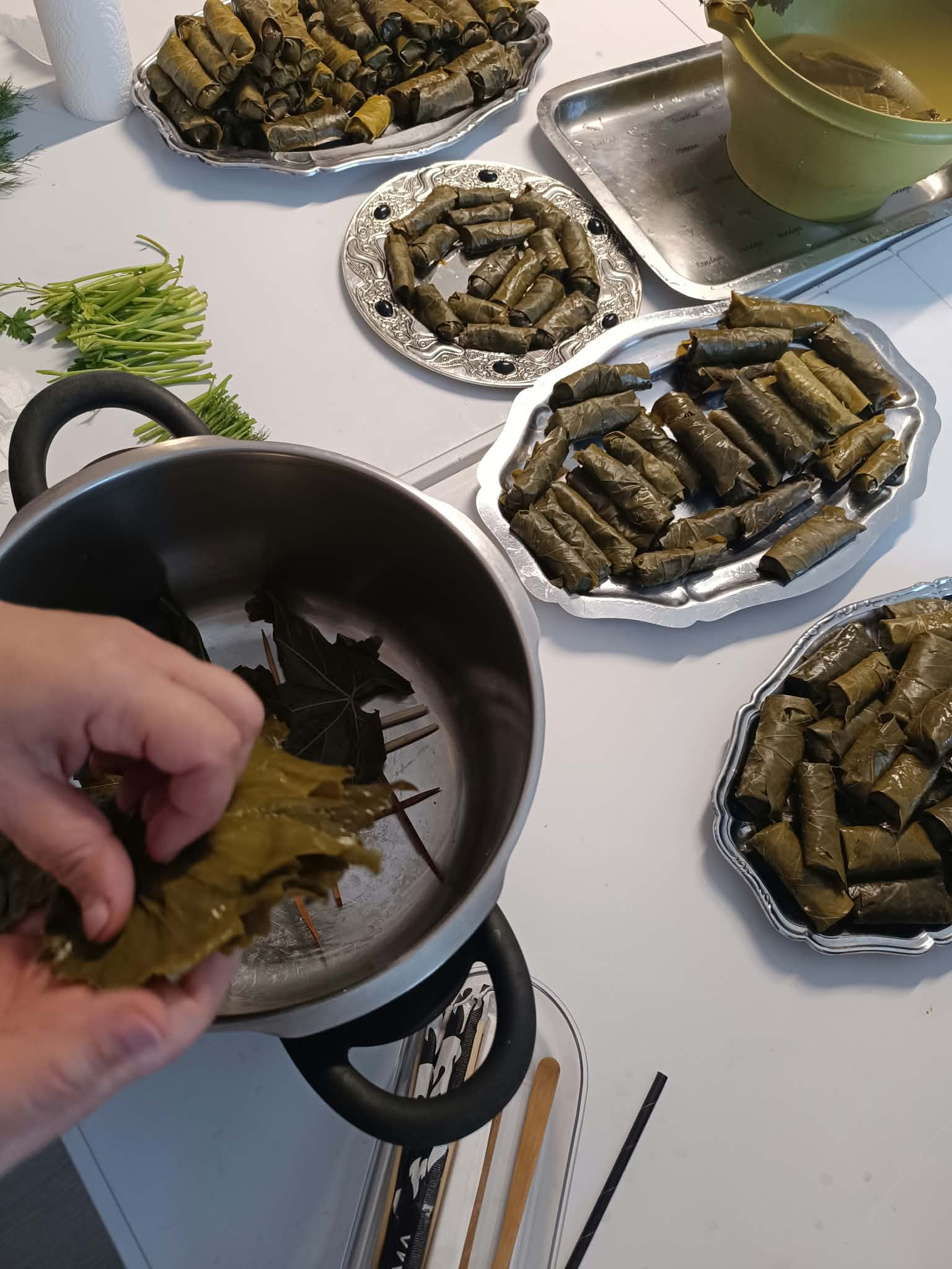 Participants préparant les dolmas