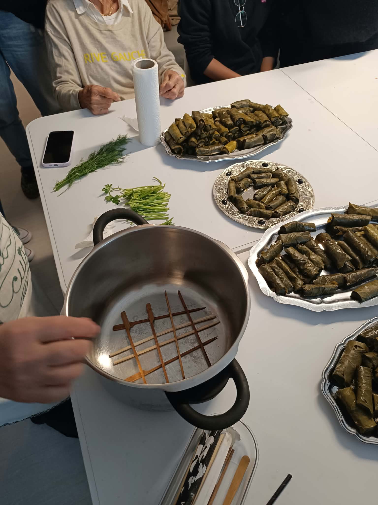 Participants préparant les dolmas