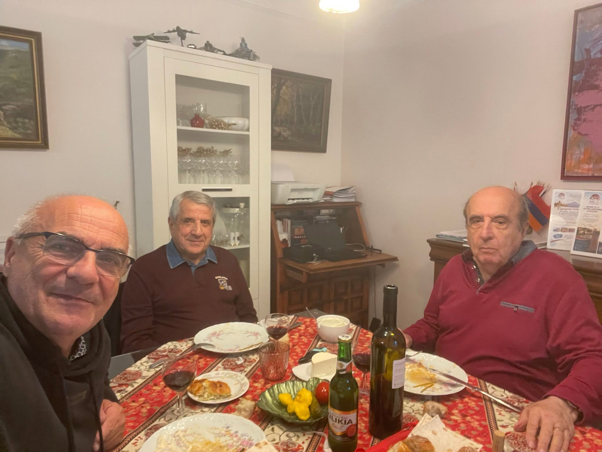 Participants partageant le repas