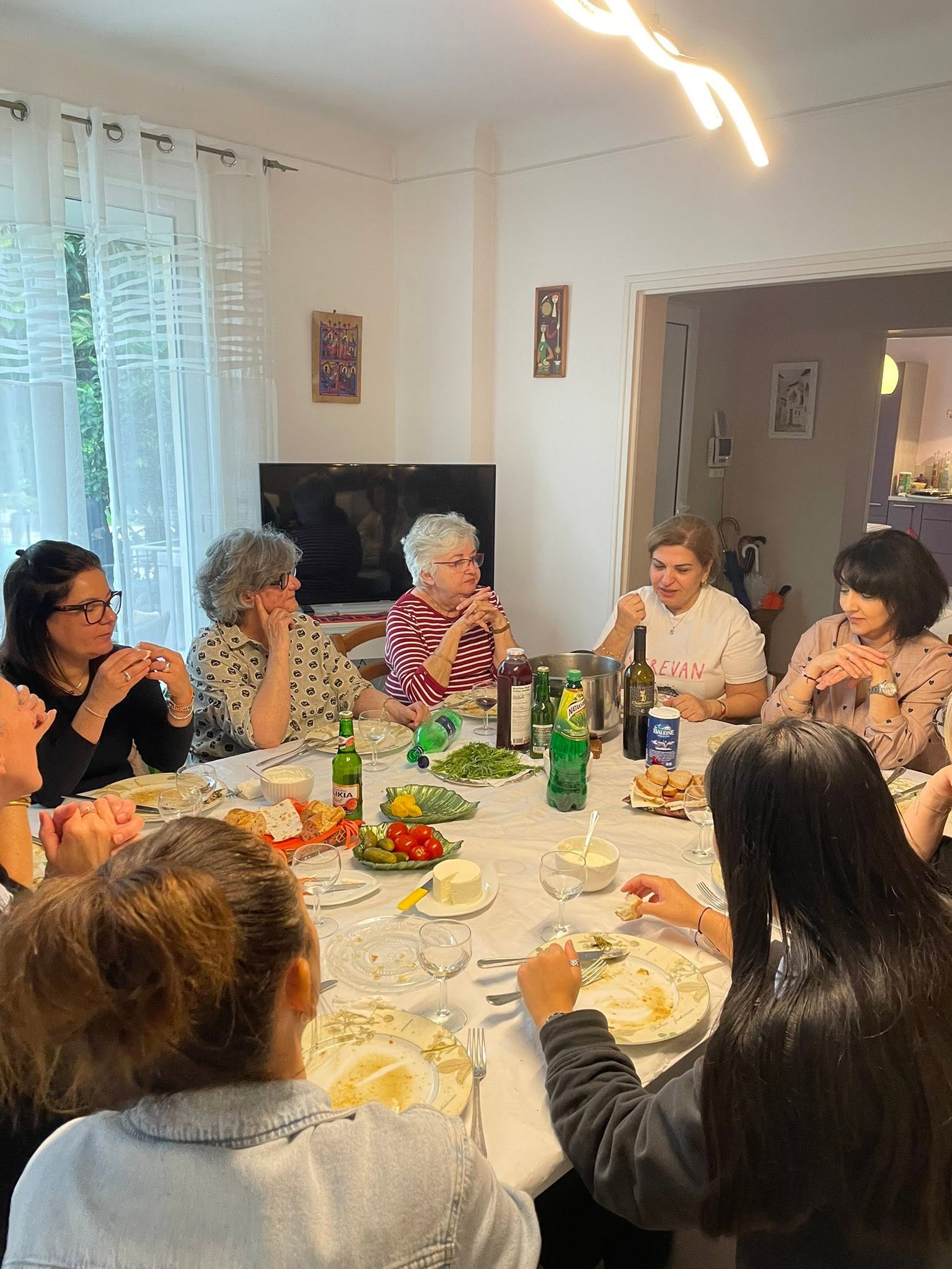 Participants partageant le repas