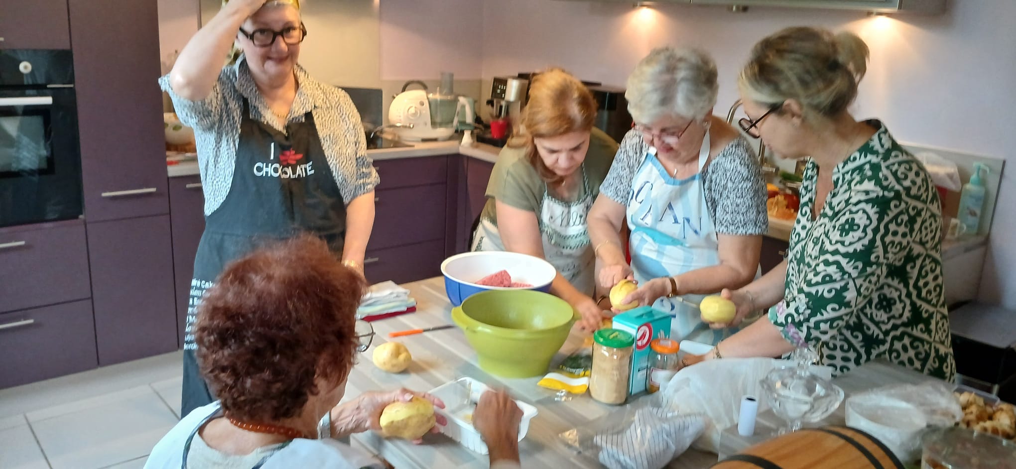 Participants préparant les catelettes